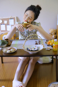 女子裸奔